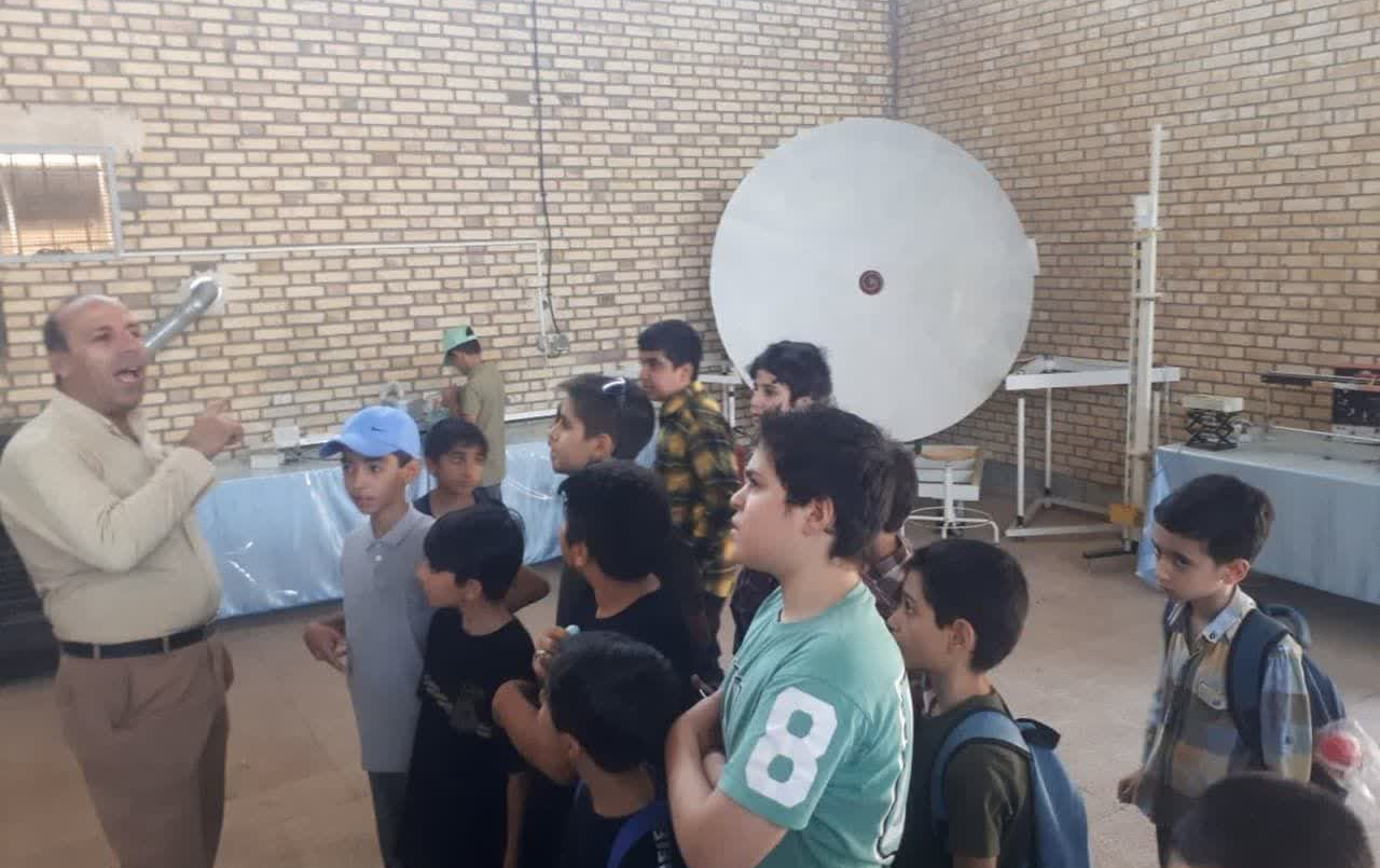بازدید دانشآموزان کانون فرهنگی هنری اباصالح کاشان فیزیکسرای دانشگاه