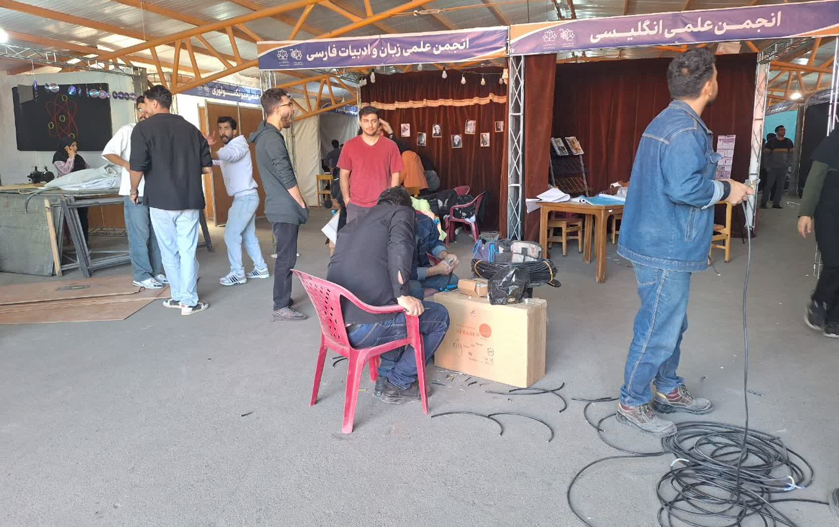 تلاش پرسنل تاسیسات جهت پرپایی نمایشگاه جشنواره حرکت