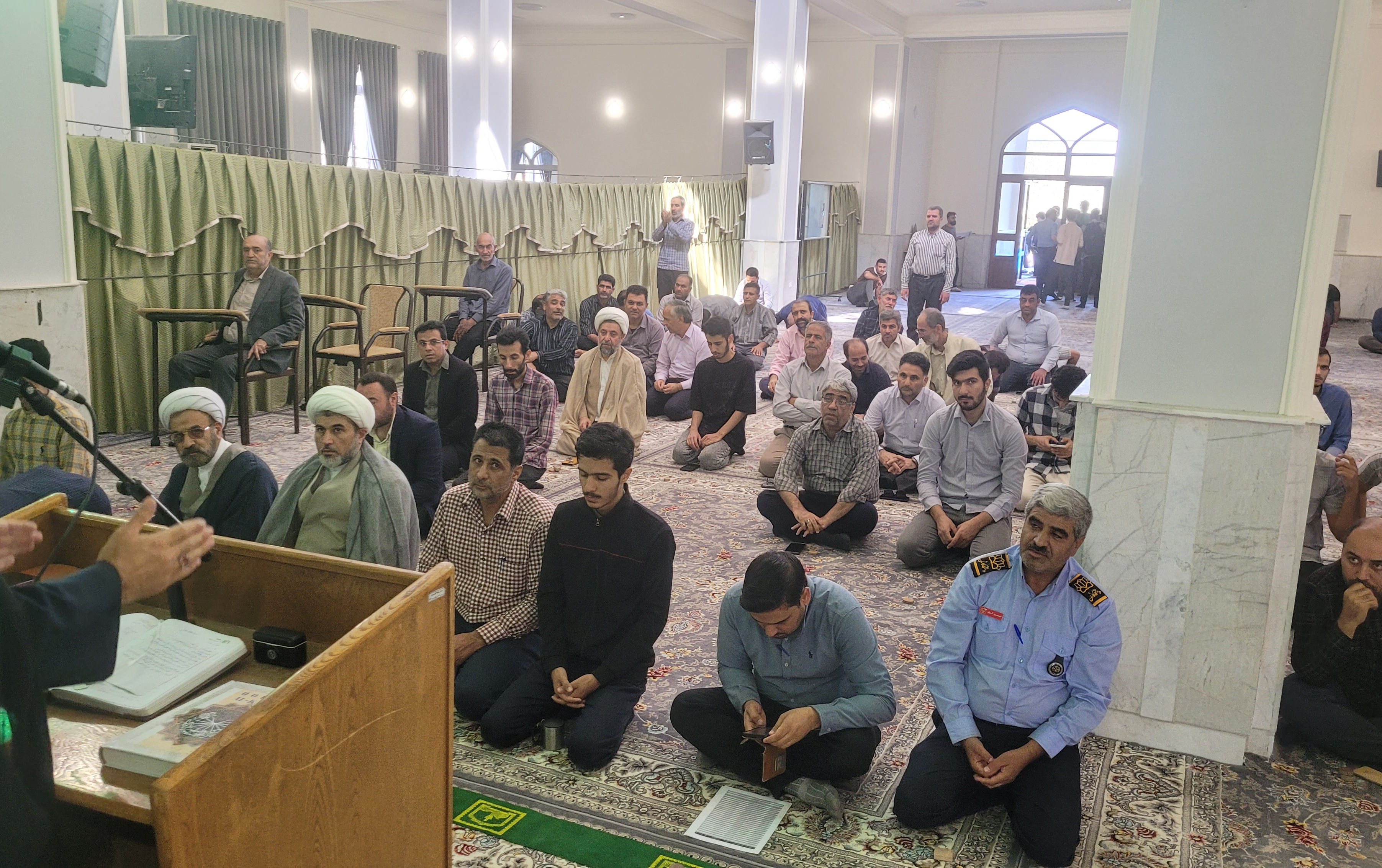 برگزاری بیست هفتمین جلسه تفسیر سوره مبارکه بقره توسط امام جمعه کاشان مسجد دانشگاه.
