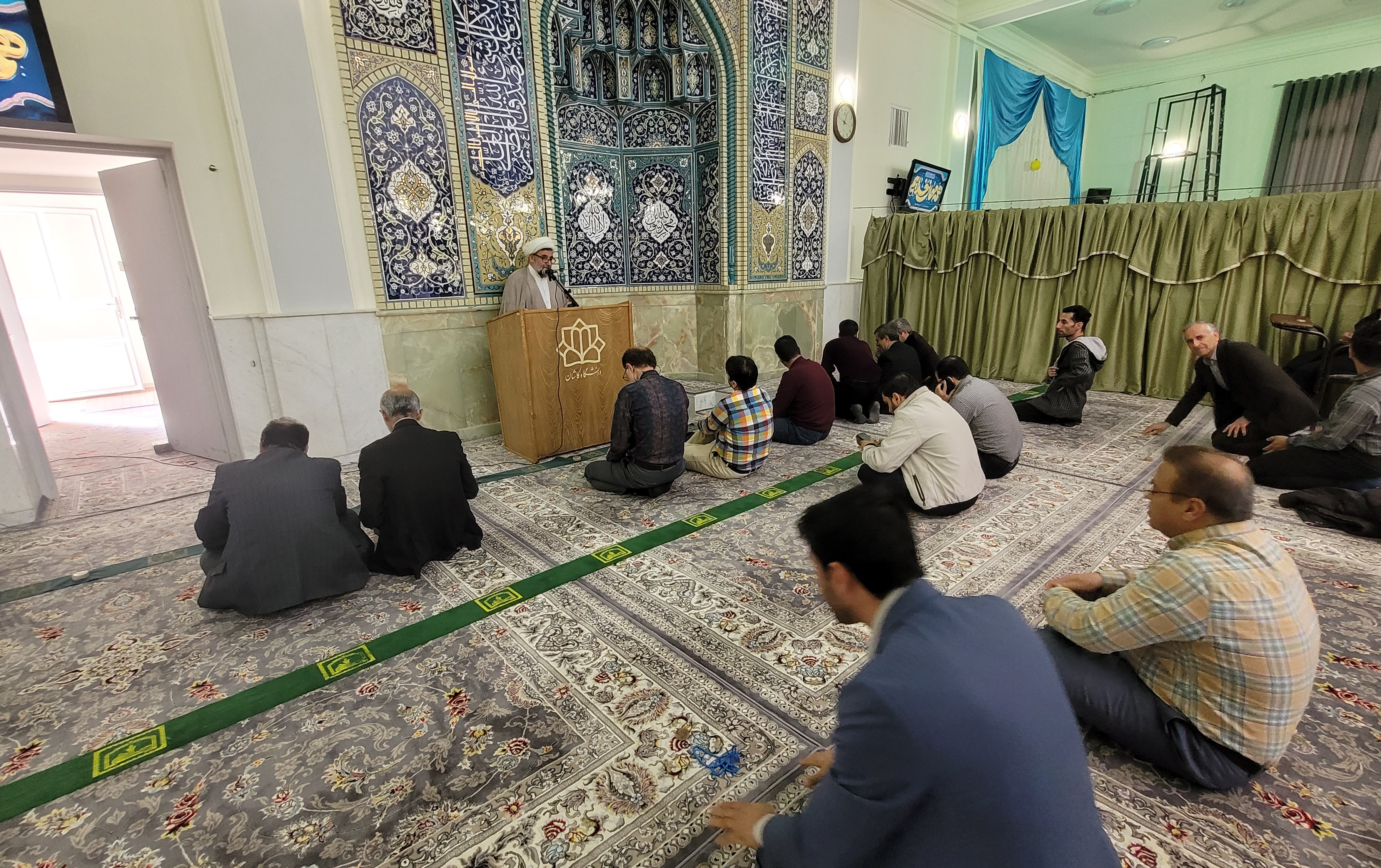 سخنرانی معاون نهاد رهبری تبیین احترام بزرگترها خطبه شعبانیه مسجد دانشگاه کاشان