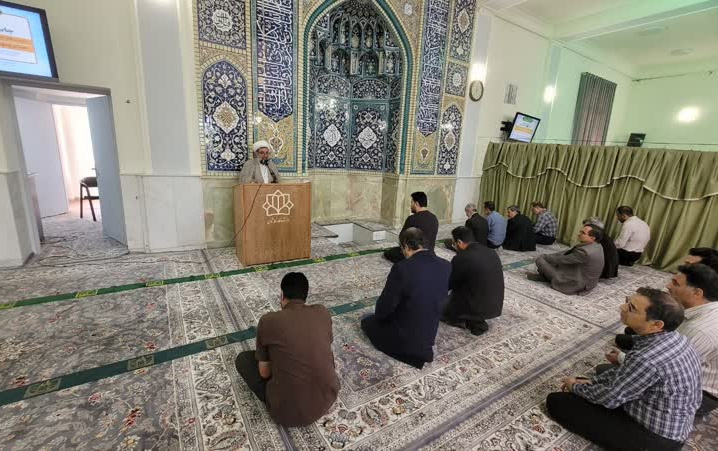 سخنرانی معاون نهاد رهبری باب نماز اول وقت اثرات آن مسجد دانشگاه کاشان.
