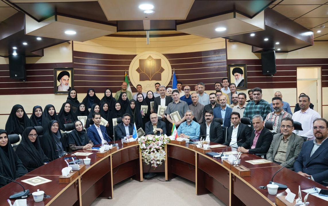 تجلیل کارمندان نمونه دانشگاه کارمندانی سقف آرزوهای مدیران روی شانه آنها