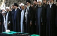 حضور رهبرمعظم انقلاب مراسم اقامه نماز تشییع پیکر حضرت آیت‌الله مهدوی کنی