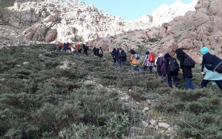 صعود دانشجویان پردیس خواهران دانشگاه کاشان قله ۳۳۲۵ نای جهان بین هفشجان شهرکرد