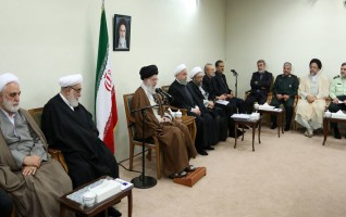 رهبر معظم انقلاب اسلامی جلسه‌ای حضور رؤسای قوای سه‌گانه تنی چند مسئولان: