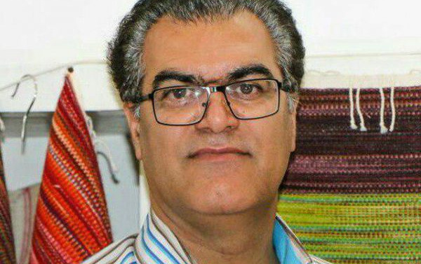 استادقشقائی فر گروه فرش دانشگاه کاشان دو نشان ملی مرغوبیت رشته گلیم دریافت کرد
