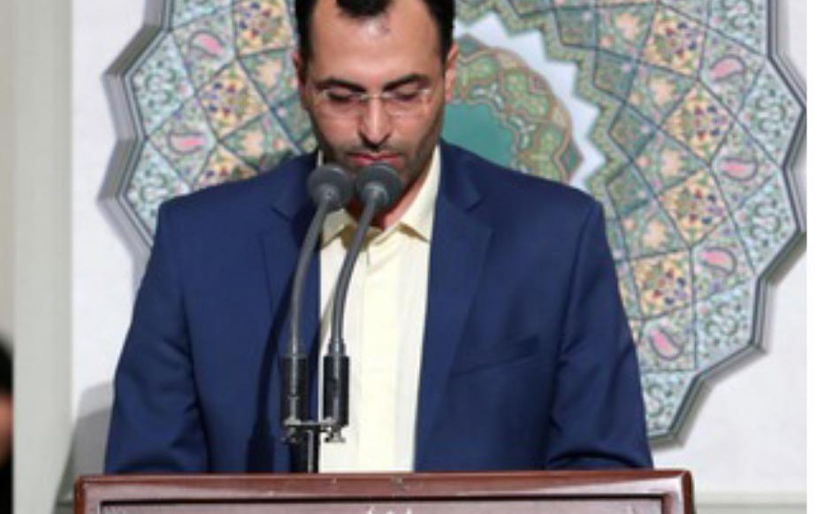 تلاوت قرآن عضو هیات علمی دانشگاه کاشان محضر مقام معظم رهبری
