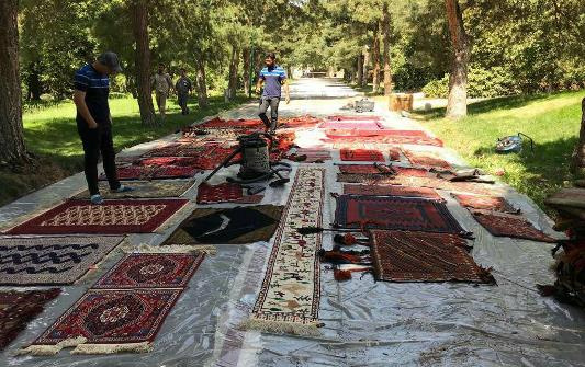 شستشو حفاظت پیشگیرانه فرشها دستبافته های بومی موزه سعد آباد توسط استاد کارشناسان فرش دانشگاه کاشان