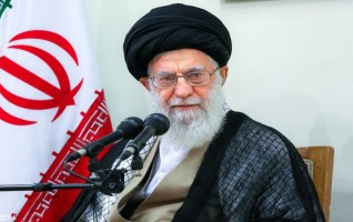 رهبر معظم انقلاب اسلامی جلسه دو ساعت نیمه سران قوا درباره مسائل اقتصادی: