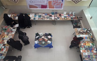 نمایشگاه کتاب چهلچراغ"چهل سال عزت" مناسبت هفته کتابخوانی برگزار شد.