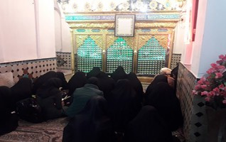 نمازگزاران جماعت صبح خوابگاه خواهران محل امامزاده ابراهیم دعای پر فیض ندبه قرائت کردند.