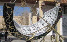 le cadran solaire du modèle planétaire a été conçu par iraj safaei, directeur de l’observatoire de l’université de kashan, sur la place jolfa d’ispahan.