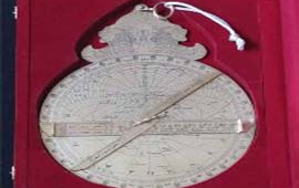 استرلاب مسطری، برگ زرینی دیگر تاریخ درخشان نجوم ایران زمین که بازآفرینی، طراحی ساخت استرلاب مسطری توسط ایرج صفایی کارشناس رصدخانه دانشگاه کاشان انجام شده