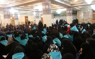دانشجویان دختر دانشگاه روز میلاد حضرت زهرا(س) مراسم غبار روبی حرم مطهر حضرت معصومه(س) شرکت کردند.