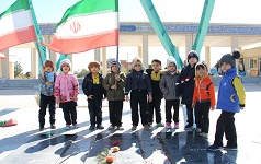 گلباران گلزار شهدای گمنام توسط فرزندان نونهال کارکنان دانشگاه کاشان