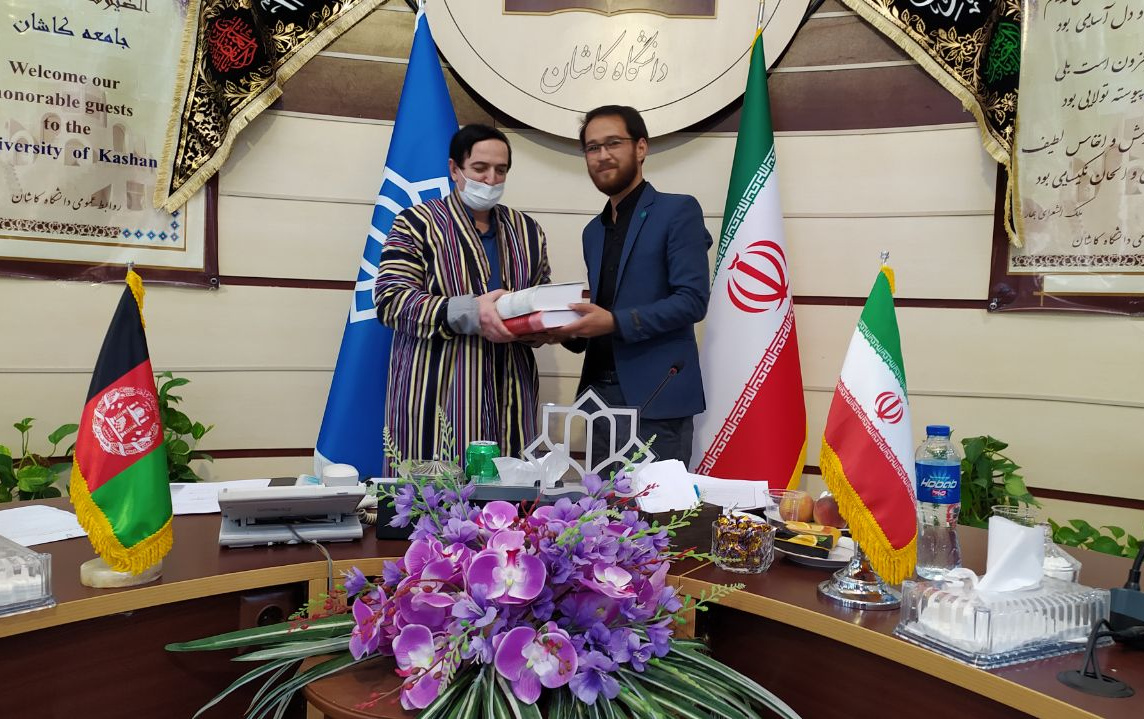 تجلی پیوندهای مشترک فرهنگی اهدای لباس محلی افغانستان رئیس دانشگاه کاشان