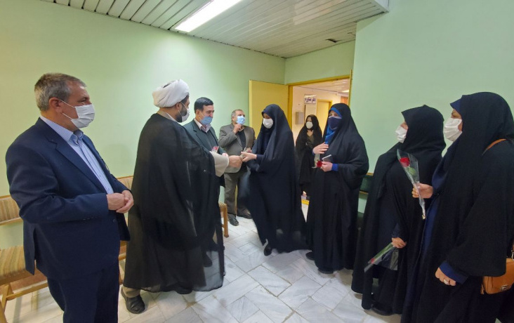 تبریک حضوری مشاور امور بانوان خانواده دانشگاه کاشان کارمندان زن دانشگاه مناسبت میلادحضرت زهرا(س)