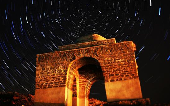 ثبت تصویری رد نور ستارگان پیرا-قطبی برفراز آتشکده نیاسر توسط ایرج صفایی