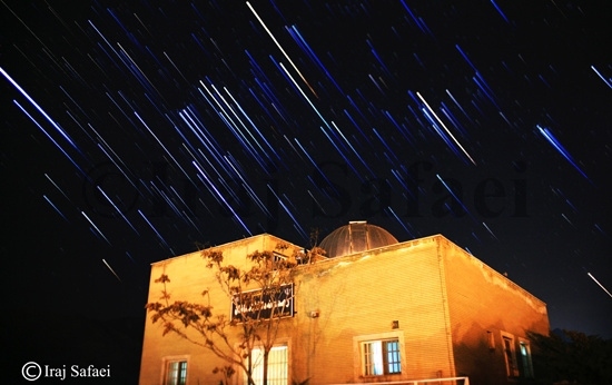ثبت تصویری رد ستارگان آسمان زمستانی توسط ایرج صفایی برفراز ساختمان رصدخانه دانشگاه کاشان