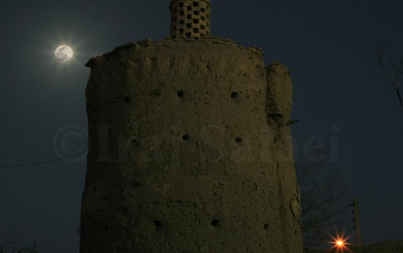 تصویربرداری ماه بر فراز برج کبوترخانه محمدباقر روستای کِینو توسط ایرج صفایی