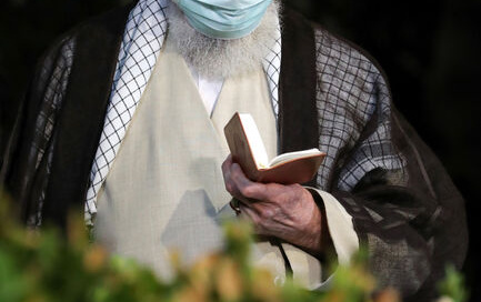 رهبر معظم انقلاب بر پیکر مرحوم آیت‌الله حسن‌زاده آملی نماز اقامه کردند