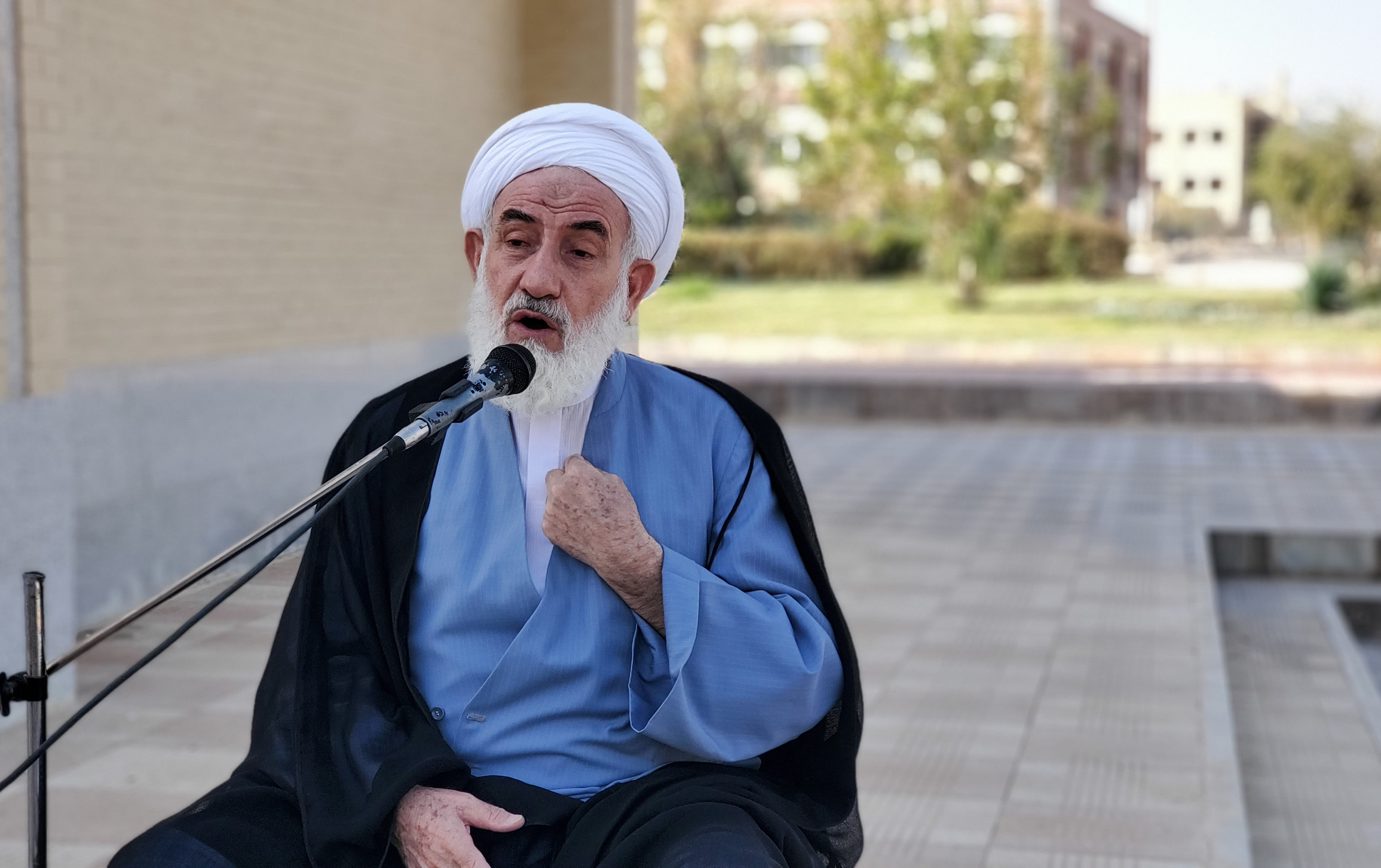 نماینده ولی فقیه امام جمعه کاشان: تلمذ تتبع منابع علمی می توان درجات عالی کمال رسید