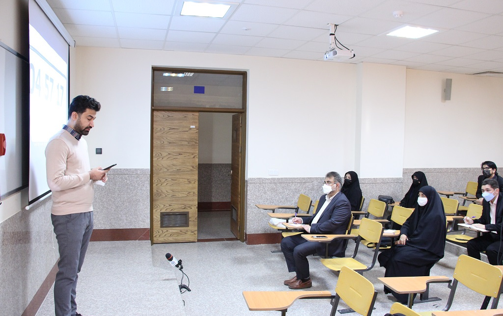رئیس دانشگاه کاشان پای درس دانشجوها