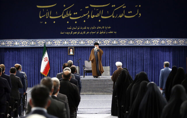 رهبر معظم انقلاب اسلامی دیدار جمعی پرستاران خانوادههای شهدای مدافع سلامت: