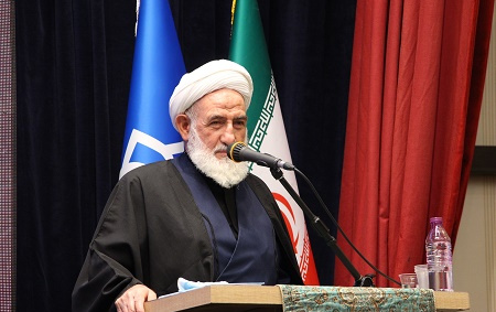 امام جمعه کاشان: قرآن پژوهی باید محور فعالیتهای پژوهشی باشد