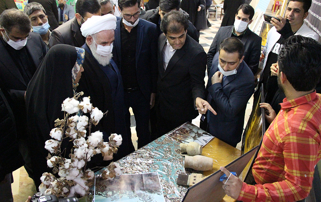 بازدید امام جمعه کاشان نمایشگاه فصل جهش پارک علم فناوری غیاث‌الدین جمشید کاشانی