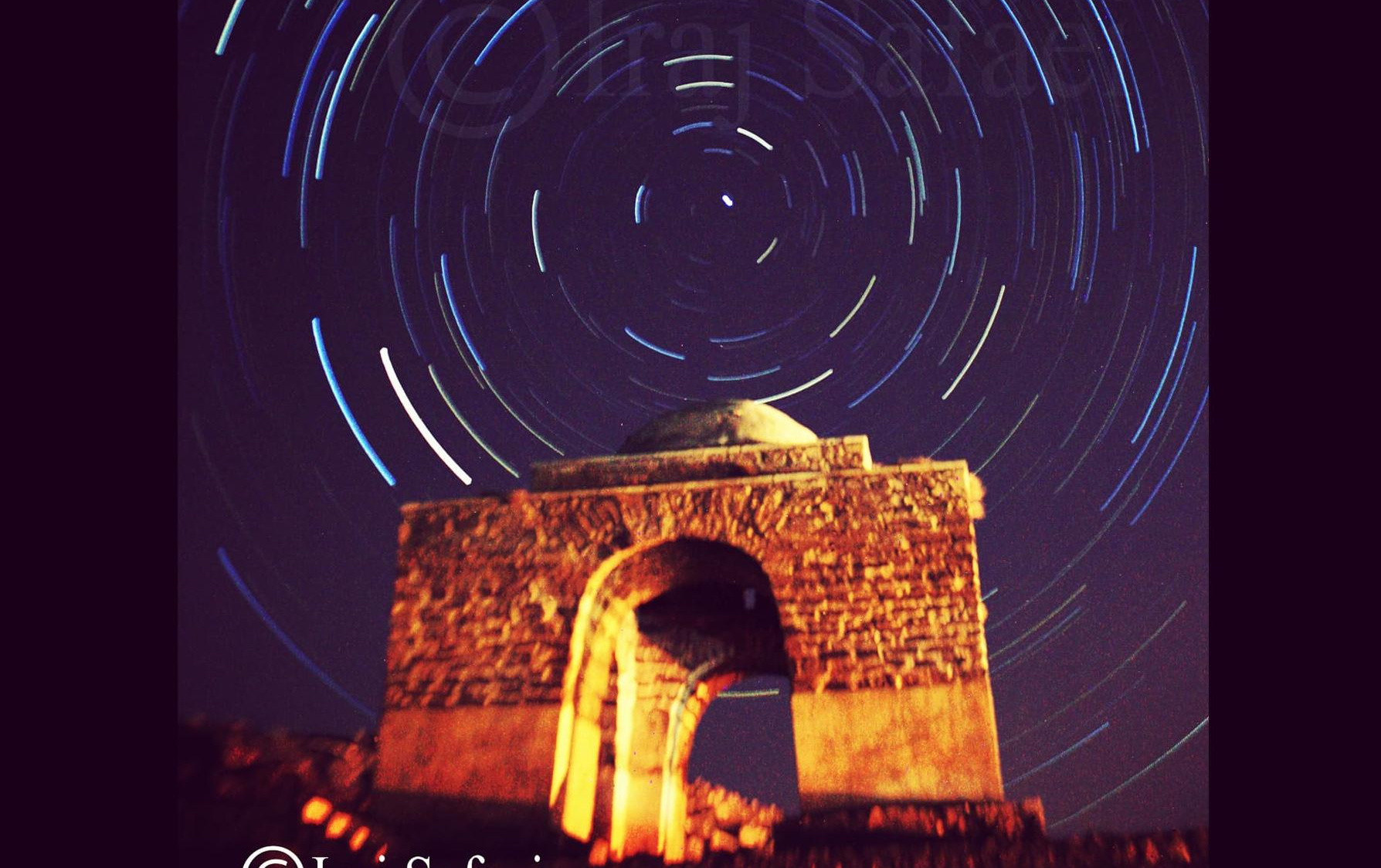 تصویربرداری رد نور ستارگان پیرا-قطبی بر فراز آتشکده نیاسر توسط ایرج صفایی مسئول رسدخانه دانشگاه کاشان