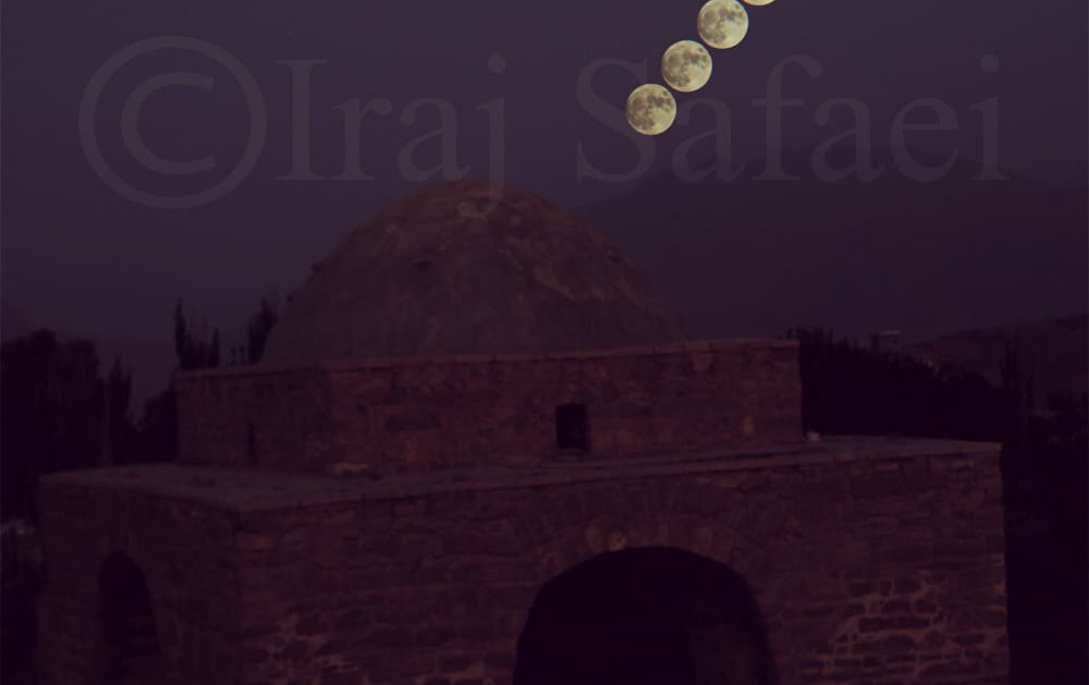 تصویربرداری پیاپی سر زدن ماه کامل بر فراز آتشکده نیاسر توسط ایرج صفایی مسئول رسدخانه دانشگاه کاشان