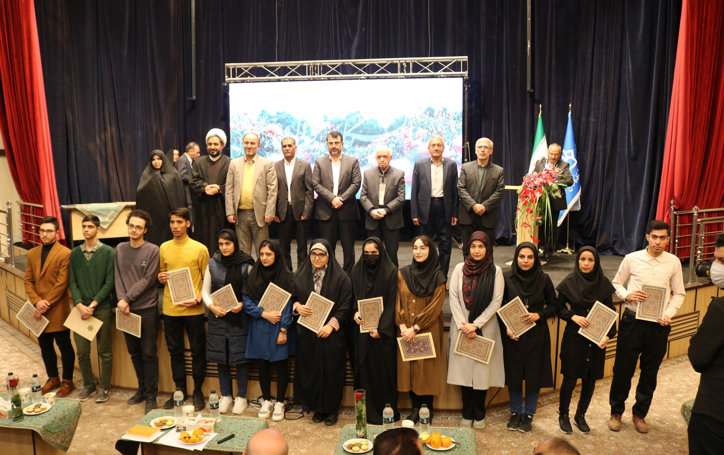 گزارش تصویری اهدا بورسیه تحصیلی ۱۱۴ دانشجوی ممتاز دانشگاه کاشان توسط خیر دانشگاه