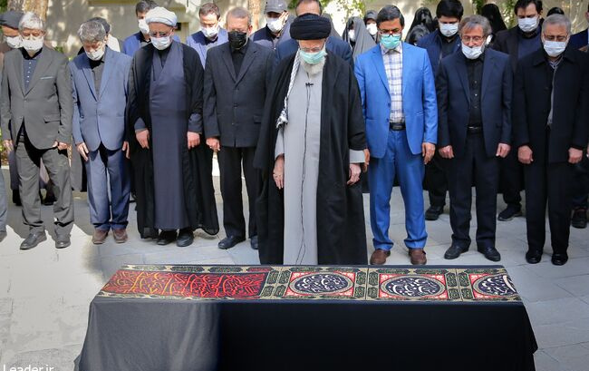 اقامه نماز رهبر معظم انقلاب بر پیکر همسر شهید آیت‌الله مطهری