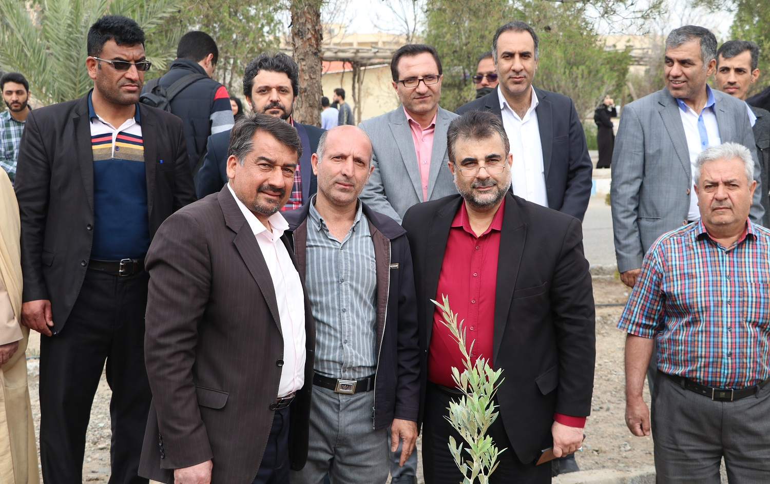 کاشت حدود ۷۰۰ اصله نهال همزمان روز درختکاری هفته منابع طبیعی دانشگاه کاشان