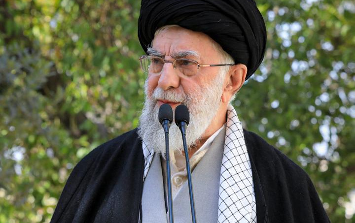 رهبر انقلاب اسلامی روز درختکاری سه اصله نهال کاشتند؛