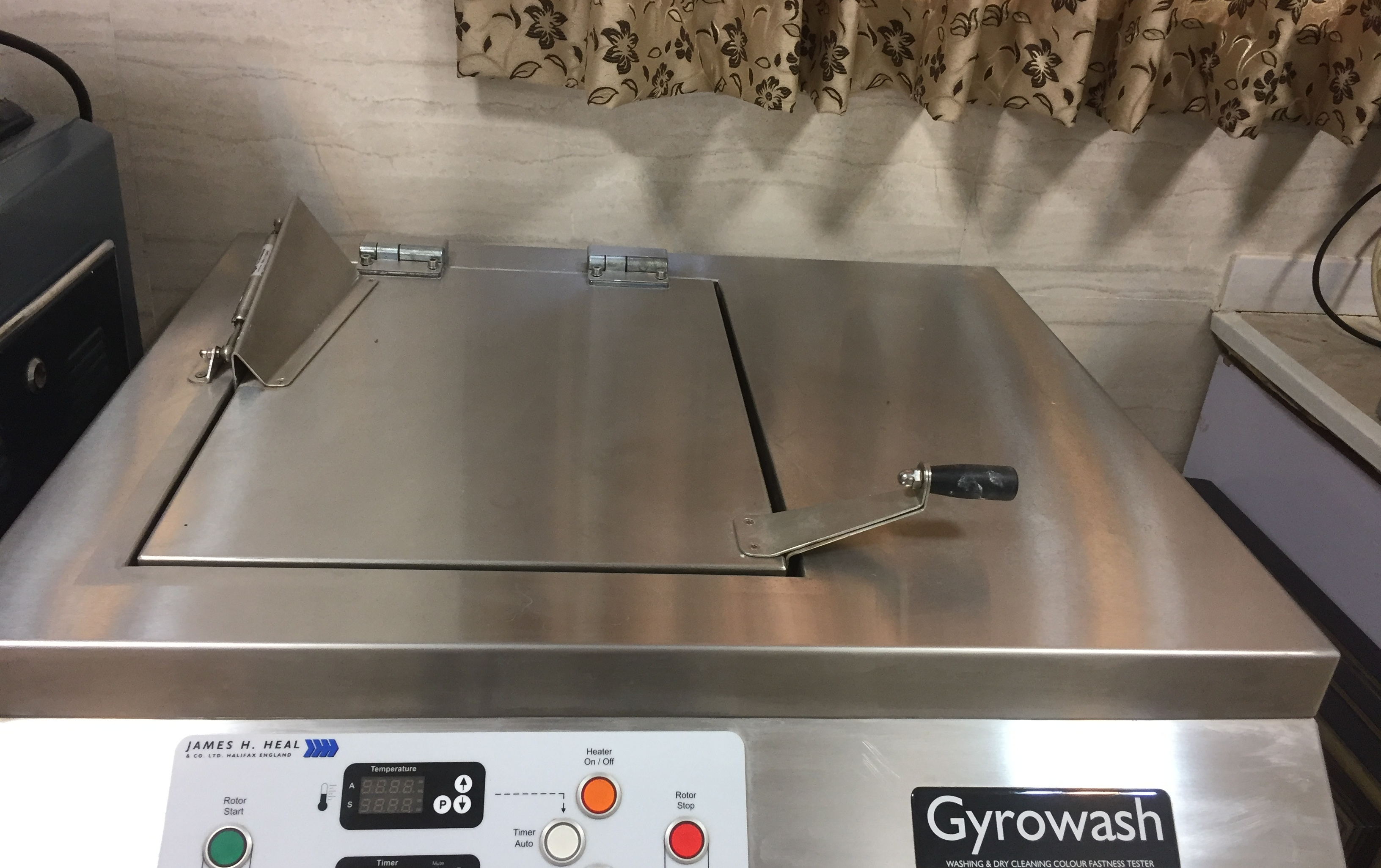 ثبات رنگ برابر شستشو (colour fastness to washing )آزمایشگاه رنگرزی کنترل کیفیت فرش