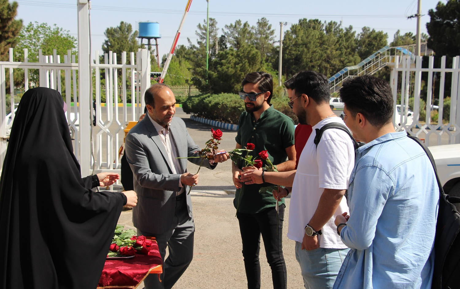 گزارش تصویری عرض خیرمقدم، تبریک سال نو اهداء گل دبیرخانه عفاف حجاب دانشگاه کاشان دانشجویان
