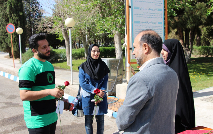 خیرمقدم، تبریک سال نو اهداء گل دبیرخانه عفاف حجاب دانشگاه کاشان دانشجویان