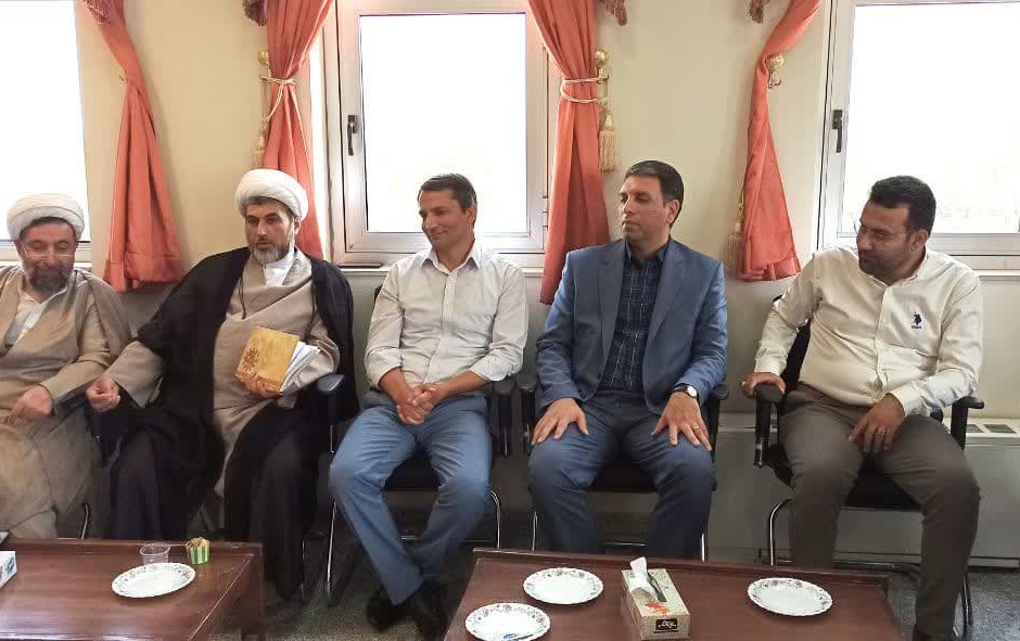 نشست صمیمانه مسئول نهاد رهبری اساتید همکاران دانشکده مهندسی دانشگاه کاشان.