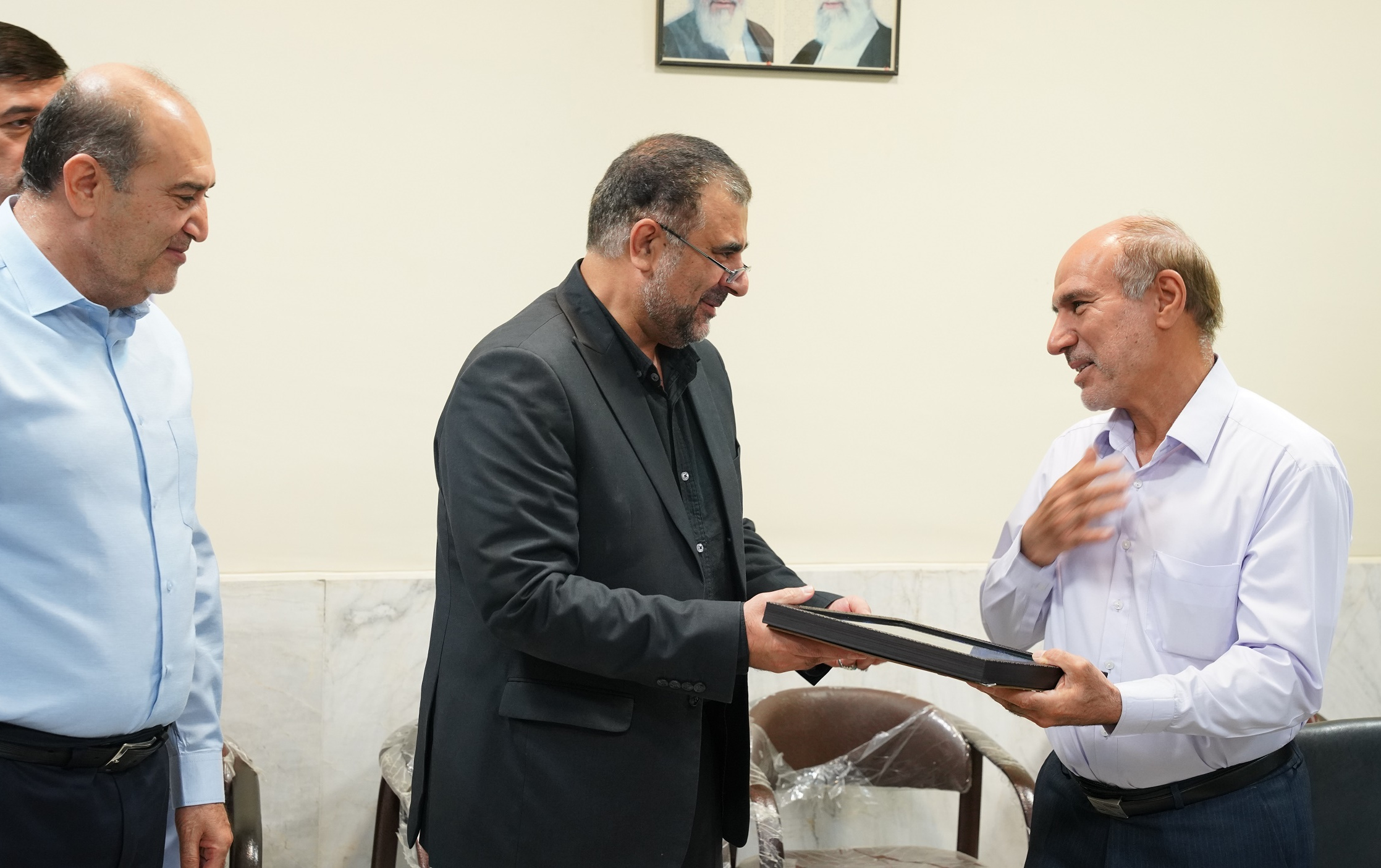 تقدیر دکتر دشت بزرگی مترجم کتاب کشف المُراد فی شَرح تجریدِ الاِعتِقاد