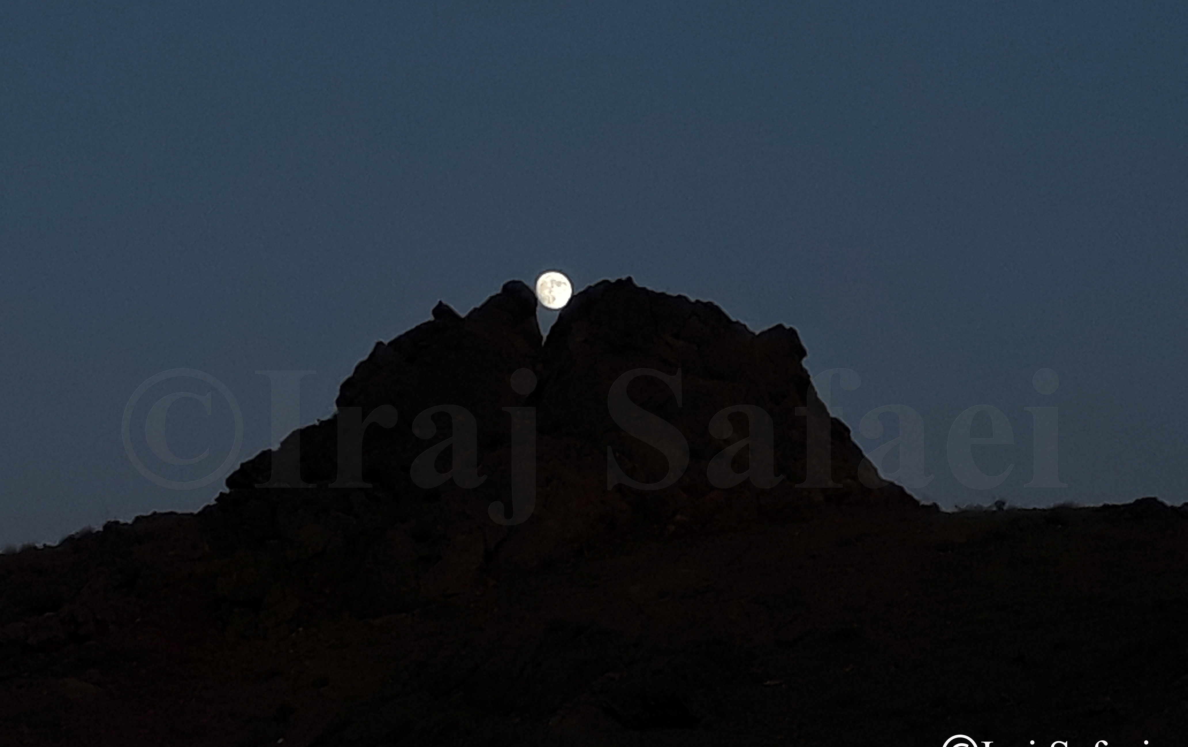 تصویربرداری ماه برفراز کوه بیدکان شهرستان مبارکه توسط ایرج صفایی مسئول رسدخانه دانشگاه کاشان