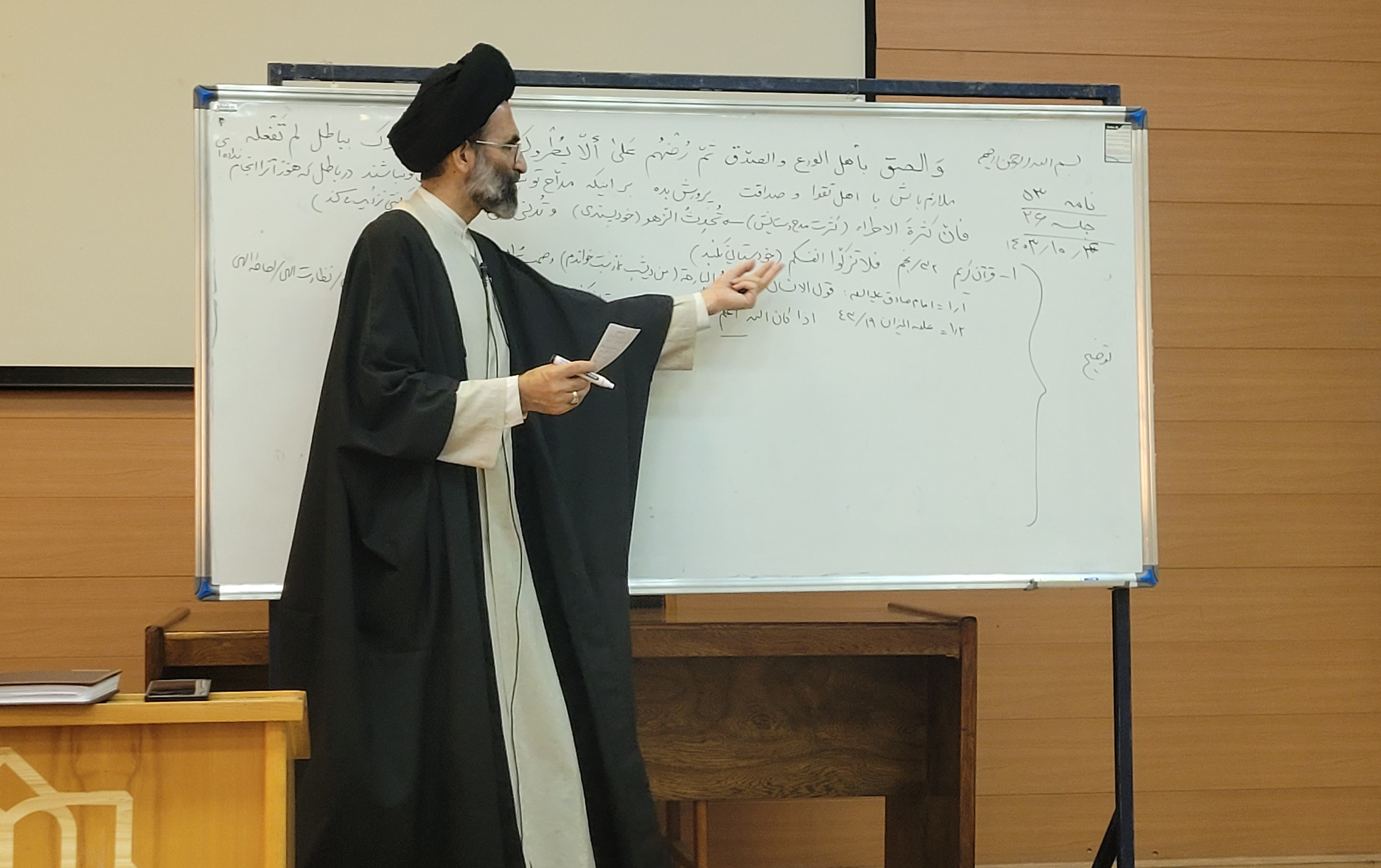 برگزاری بیست ششمین جلسه مباحثه نامه ۵۳ نهج البلاغه توسط نماینده محترم ولی فقیه دانشگاه کاشان