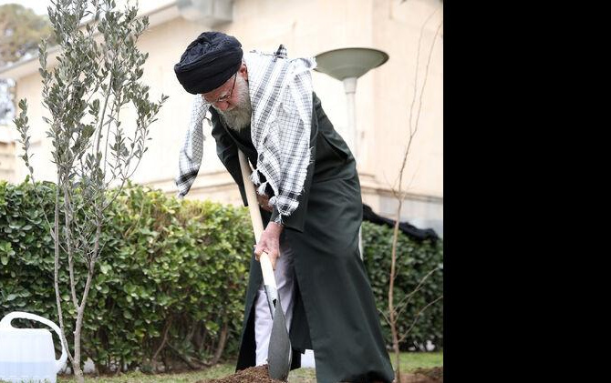 کاشت نهال توسط رهبر معظم انقلاب روز درختکاری