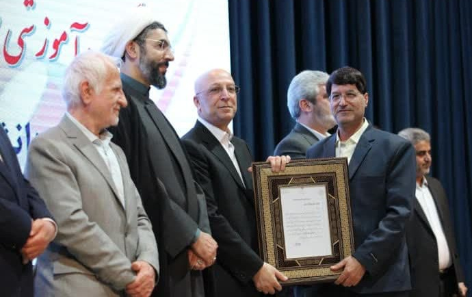 تقدیر دکتر محسن نیازی عنوان عضو هیأت علمی نمونه کشوری سی یکمین آئین نکوداشت اعضاء هیأت علمی نمونه کشوری