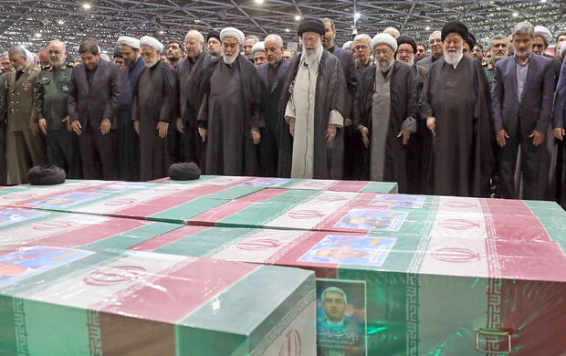 رهبر معظم انقلاب بر پیکر شهدای خدمت نماز اقامه کردند