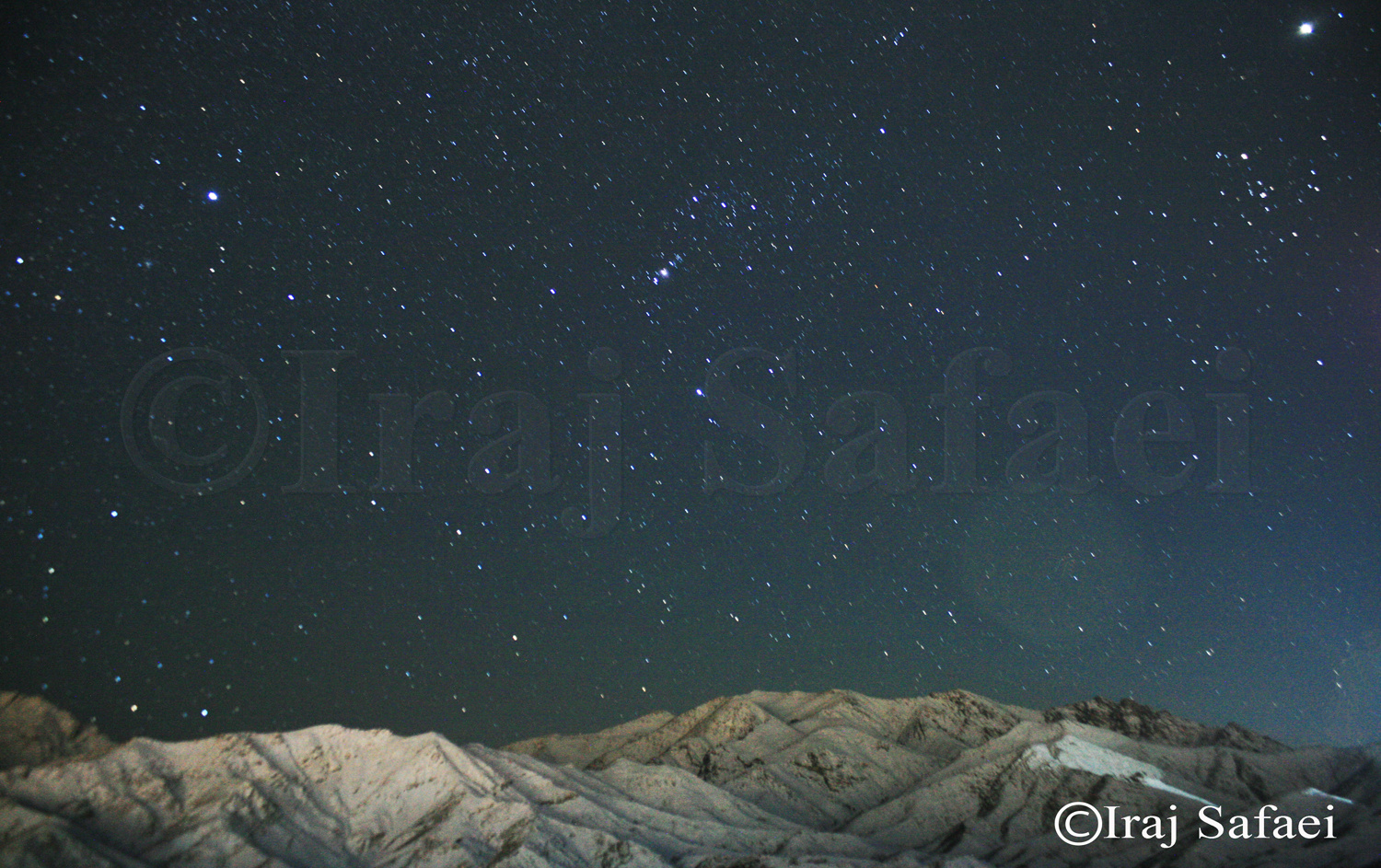 تصویربرداری چشمانداز آسمان زمستانی کوههای برفی نیاسر توسط ایرج صفایی رسدخانه دانشگاه کاشان