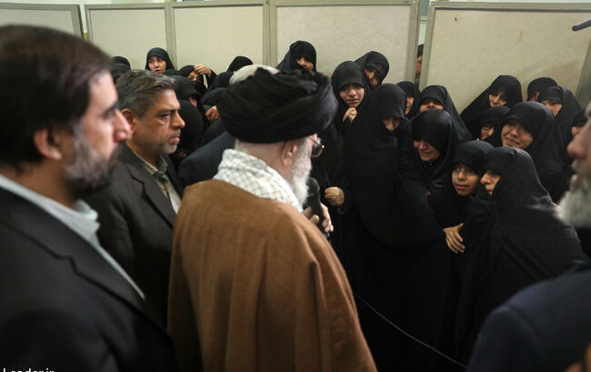 رهبر معظم انقلاب بر پیکر دو قاضی شهید اقامه نماز کردند؛