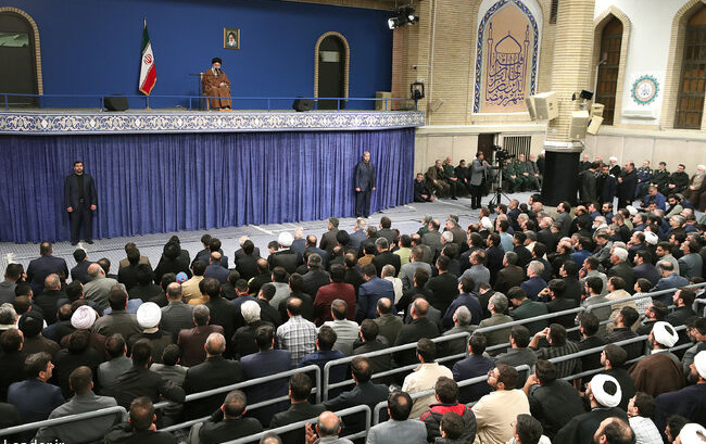 رهبر معظم انقلاب دیدار نوروزی هزاران نفر قشرهای مختلف مردم تبیین کردند: