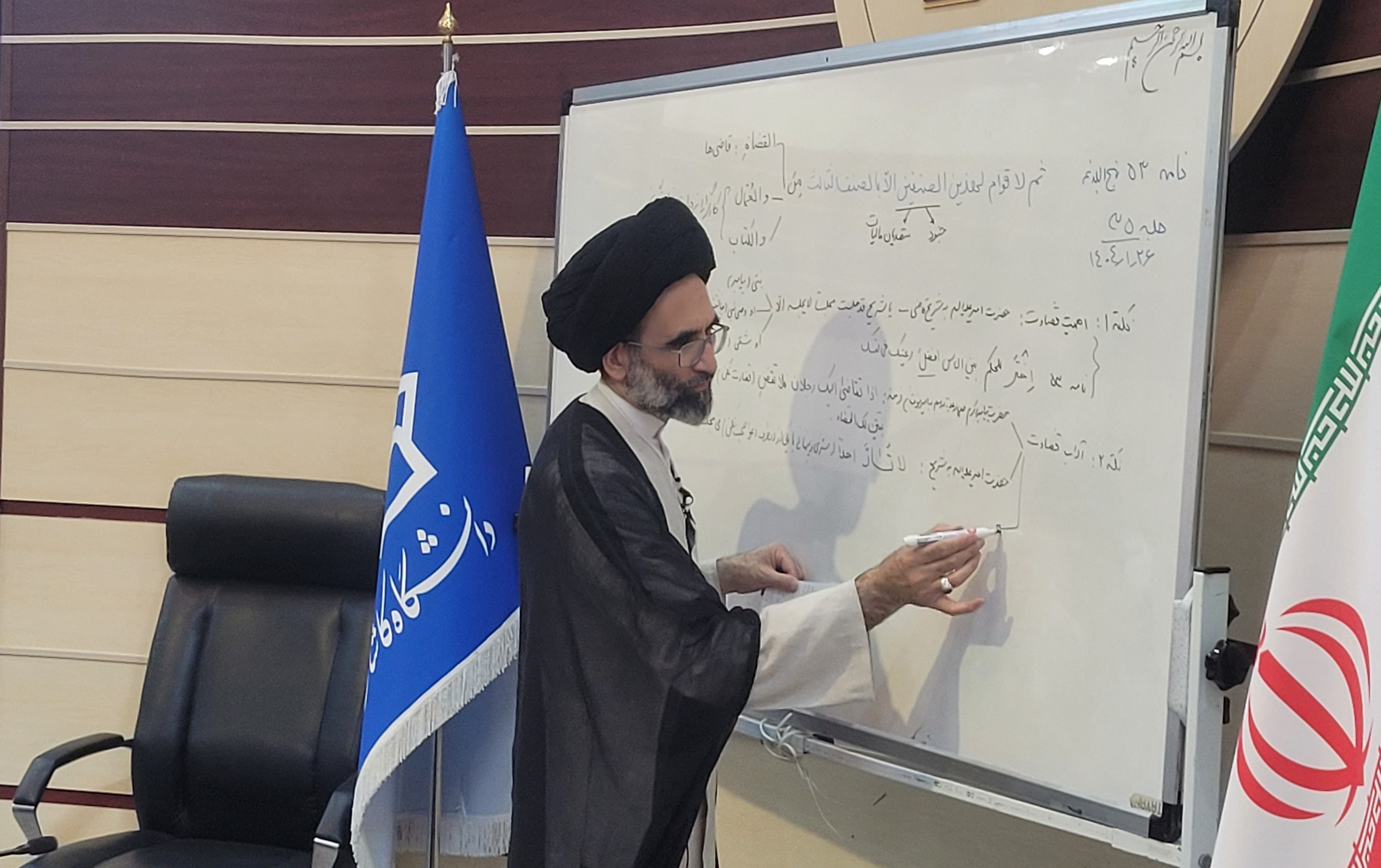 برگزاری سی پنجمین جلسه تفسیر نامه ۵۳ نهج البلاغه توسط نماینده محترم ولی فقیه دانشگاه کاشان